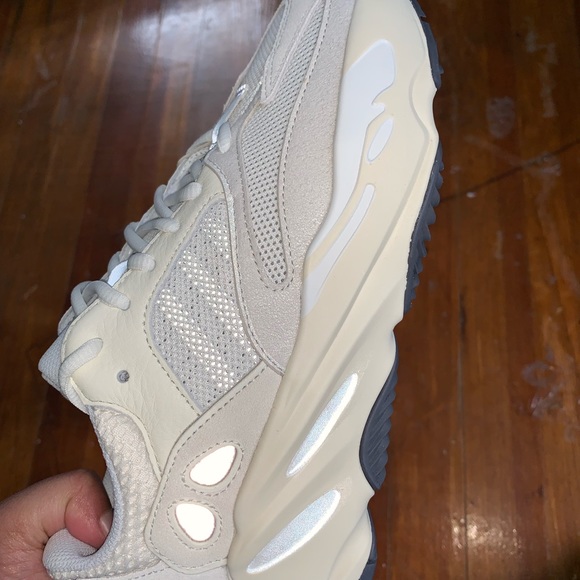 yeezy 700 size 7.5